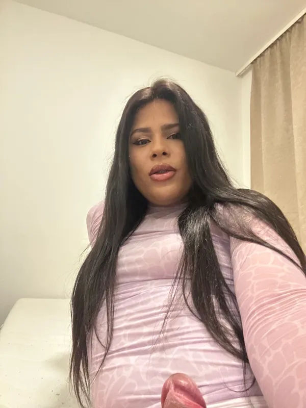 Sex Bomba TS Laysa mit einem „Lustinstrument“ von 17 x 5 cm 🍆 – Trans Escort Berlin